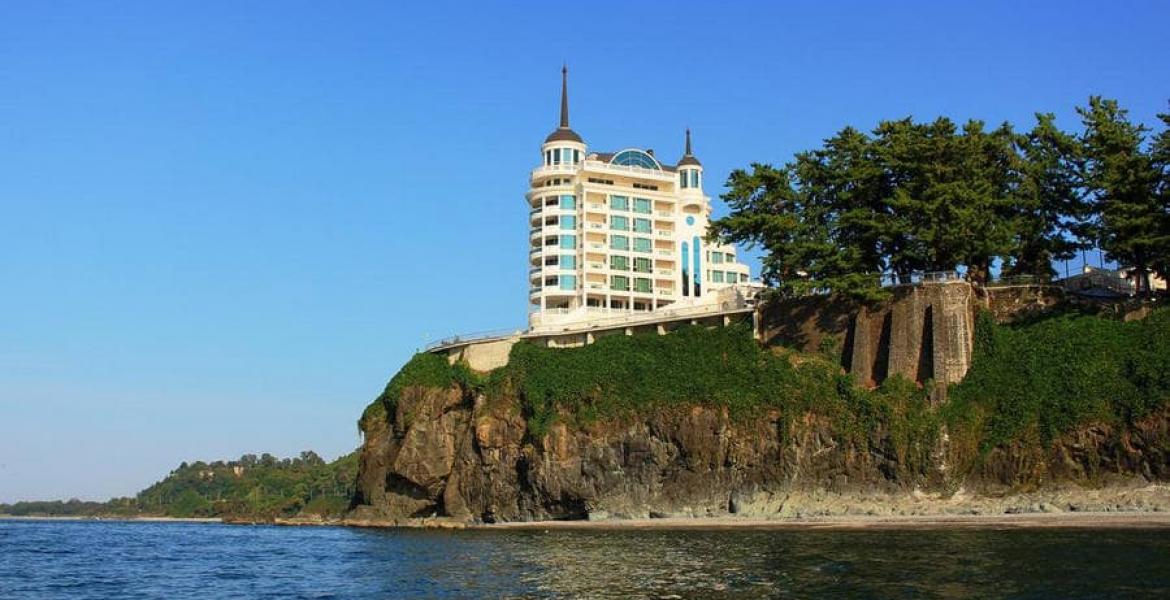 5 georgia. Отель Кастелло Маре Цихисдзири. Кастелло Маре Грузия. Castello mare Кобулети. Отель Цихисдзири Грузия.